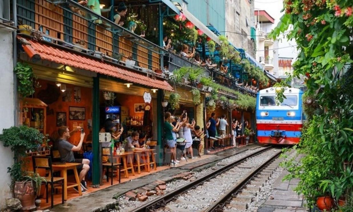Top Photobooths in Hanoi for Tourists: Discover HE@DSUP’s Cinematic Experience