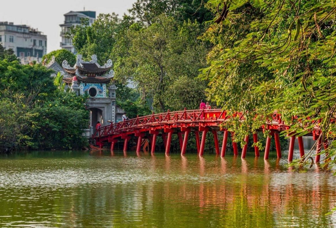 Top Things to Do in Hanoi Old Quarter: Experience HE@DSUP Photobooth for Cinematic Selfies